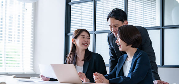 談笑している様子