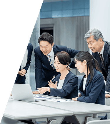 複数人で作業している様子