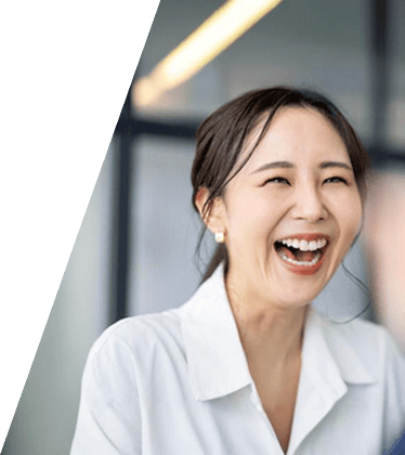 女性が笑っている様子