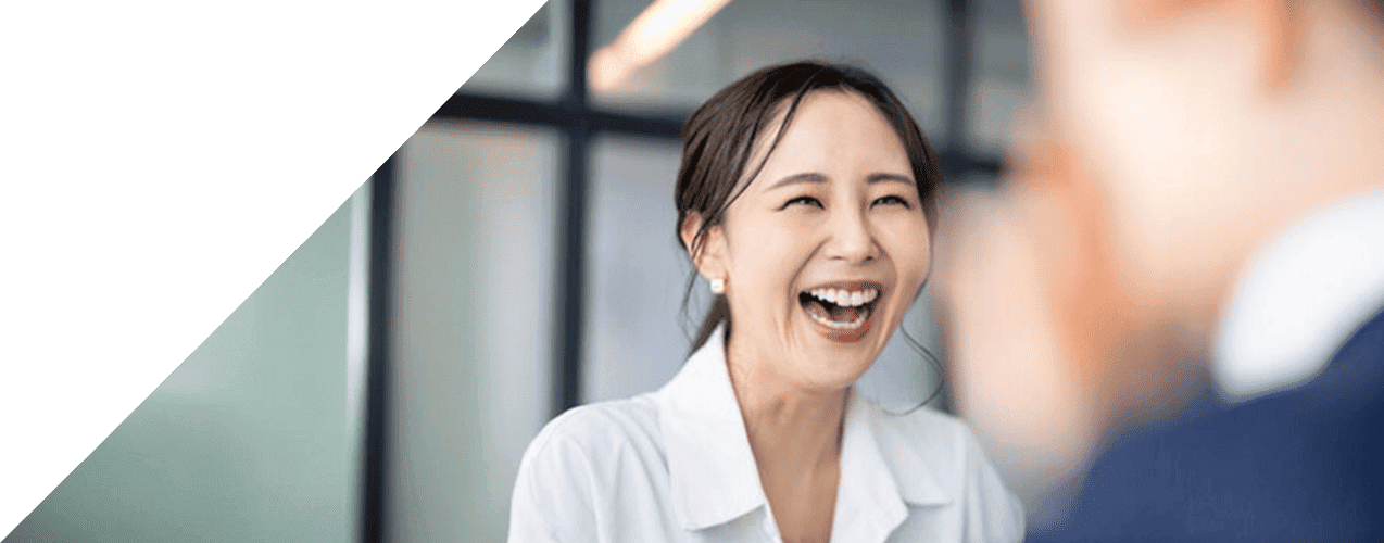 女性が笑っている様子