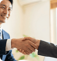 握手している様子