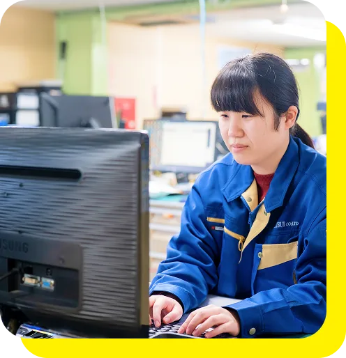 事務所でパソコンに向かい生産管理の業務を行う社員