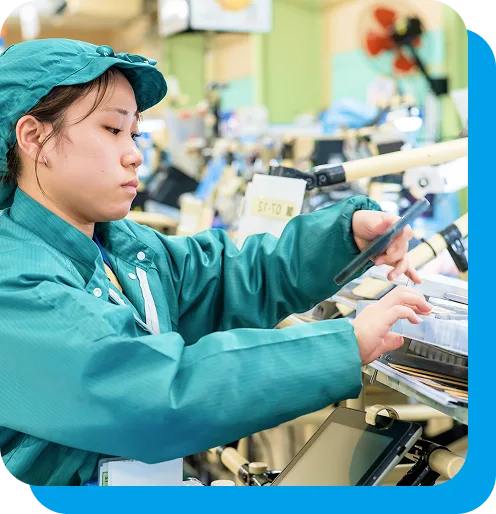 製造ラインで部品の組立作業を行う社員