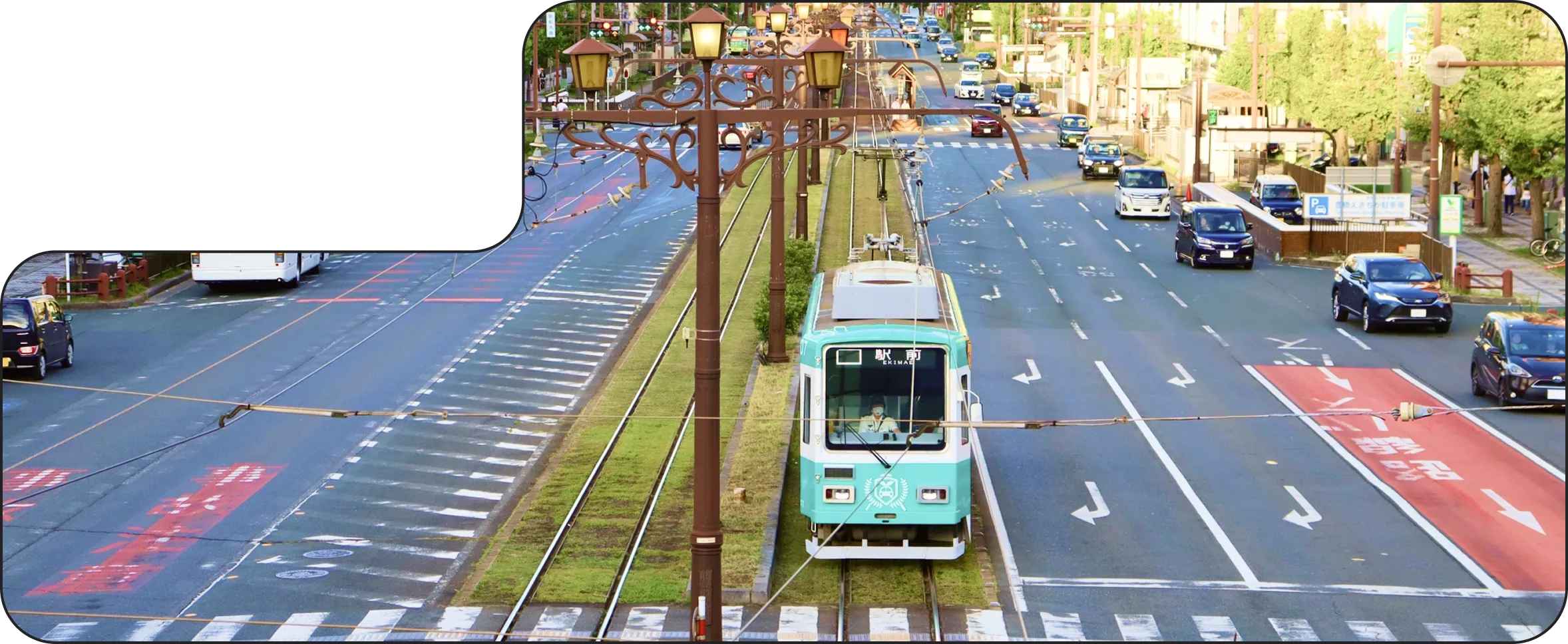 路面電車が走行している